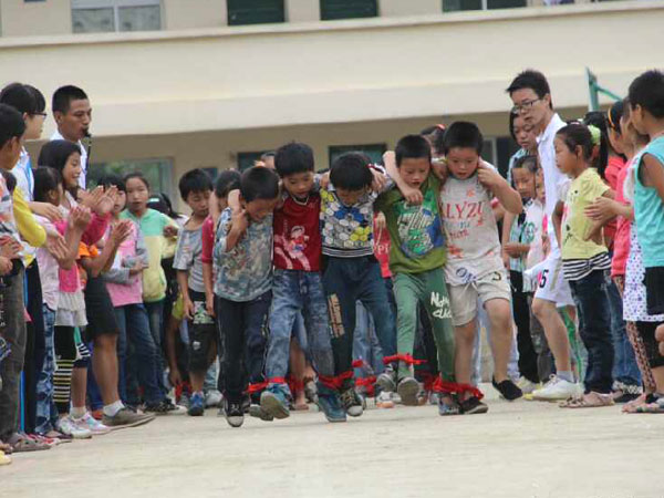 7��28�գ��V�|�̌W(xu��)Ժ��С�ٟ���ɽ�^(q��)���W(xu��)����֧���(du��)������С�W(xu��)�e�k���\(y��n)��(d��ng)��(hu��)���mȻ��(ch��ng)�ز�δ�޽������������(du��)�T��Ŭ���ͺ��ӂ���ƴ�������\(y��n)��(d��ng)��(hu��)�A�M�Y(ji��)�����D�麢�ӂ�?c��)ڱ�ِ�ЈF(tu��n)�Y(ji��)�f(xi��)��������(zh��ng)������