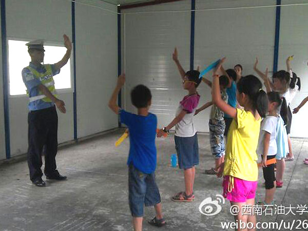 7��24��������ʯ�ʹ�W(xu��)У��(b��o)ӛ�߈F(tu��n)���Ű�֧��־Ը�(du��)�o���ӂ�������һ�ò�һ�ӵ��I(y��)�w�(y��n)�n�����а������t(y��)�����ώ������죬�ƌW(xu��)������ώ���N�I(y��)���(du��)�T��ϣ�������ӂ�?c��)ڸ���(g��)�I(y��)�ώ�ָ��(d��o)�£��܌�(du��)δ����������Mϣ�����D�顰���������ڽ̌�(d��o)���ӂ���ָͨ�]�Ļ��A(ch��)�ք�(sh��)��