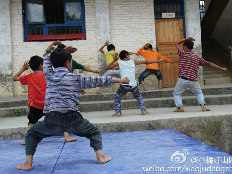 7��31�գ���С�ٟ���ɽ�^(q��)���W(xu��)����֧�����ǭ����ؑ�S�h�����l(xi��ng)����С�W(xu��)����20���֧�̻�Ӽ����Y(ji��)���������������ҵ�Ͷ�뵽����ˇ�R�ݵĜ�(zh��n)���A�����D�麢�ӂ��ڞ�R���u�����ž���