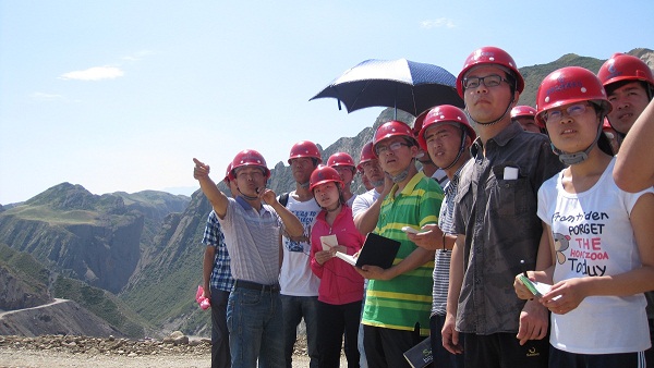 7��9����ʯ���Ӵ�W(xu��)��������顱�F(tu��n)�(du��)�ڶ���ǰ����˹����ˮ���м~��������(sh��)���{(di��o)�п�˹����ˮ���м~���̵ĵ��|(zh��)��r���D���(du��)�T��?c��)��J(r��n)�� ȡ�����ώ����v����