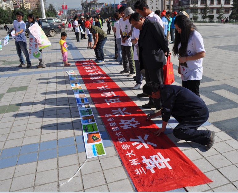 7��19�����m�ݴ�W(xu��)�����þGɫ�I(y��ng)����ף�������οh�����V��(ch��ng)���չ�_���_�I(y��ng)�xʽ���I(y��ng)�T��ͨ�^�·f�����w����(b��o)�͈DƬ���ڏV��(ch��ng)�������������S��������P(gu��n)ע�c�v�����D�������ڗl�����������Լ��ĺ����͸�����