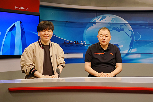 電影頻道節(jié)目中心副總編輯王平久(右)、音樂(lè)制作人常石磊(左)做客人民網(wǎng)。人民網(wǎng)記者 皇甫萬(wàn)里 攝