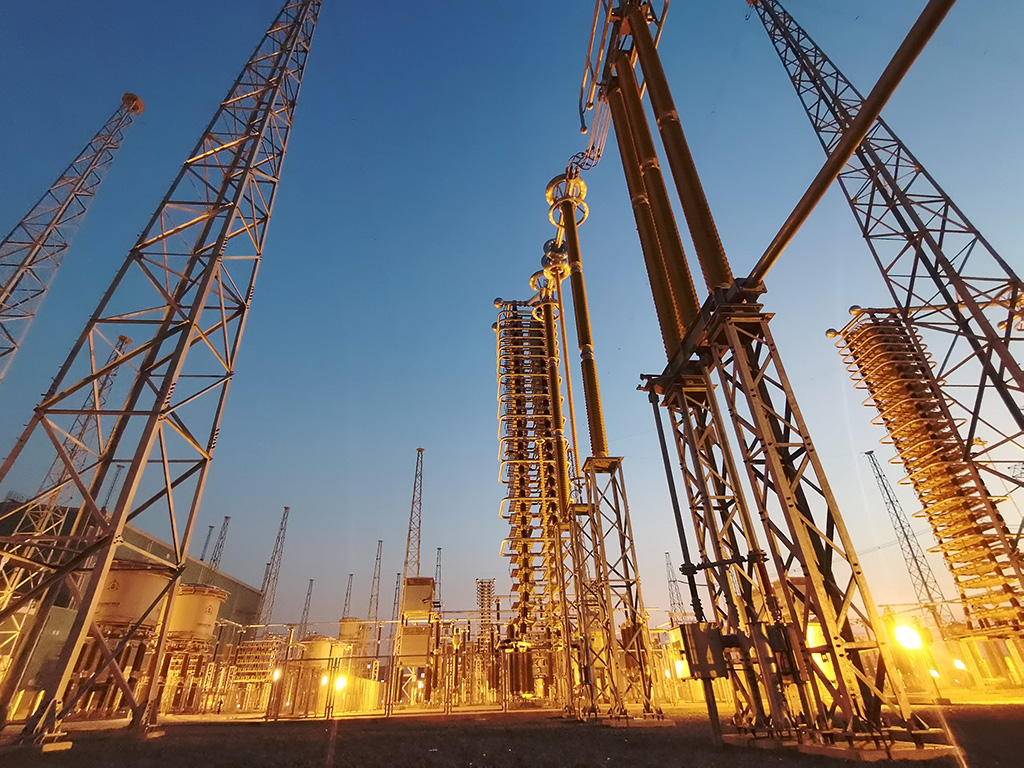 ±660kV巴基斯坦默蒂亞里-拉合爾（默拉）直流輸電項(xiàng)目拉合換流站夜景。（國家電網(wǎng)供圖）