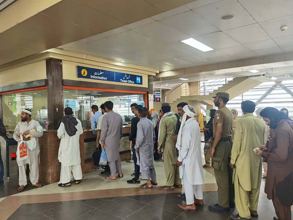 當?shù)孛癖娫诶蠣柍染€地鐵里排隊購票。（人民網(wǎng)記者 石晶攝）