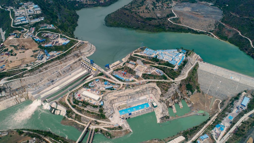 中巴經(jīng)濟(jì)走廊首個(gè)水電項(xiàng)目——巴基斯坦卡洛特水電站。（三峽集團(tuán)供圖）