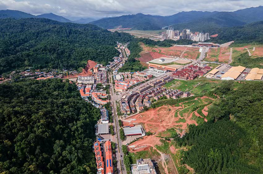磨憨口岸俯瞰，右前方高層白色建筑群為老撾境內(nèi)。人民網(wǎng)記者 符皓攝