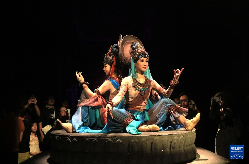8月5日晚，游客在甘肅省敦煌市觀看大型洞窟式沉浸體驗劇《樂動敦煌》。 新華社發(fā)（張曉亮 攝）