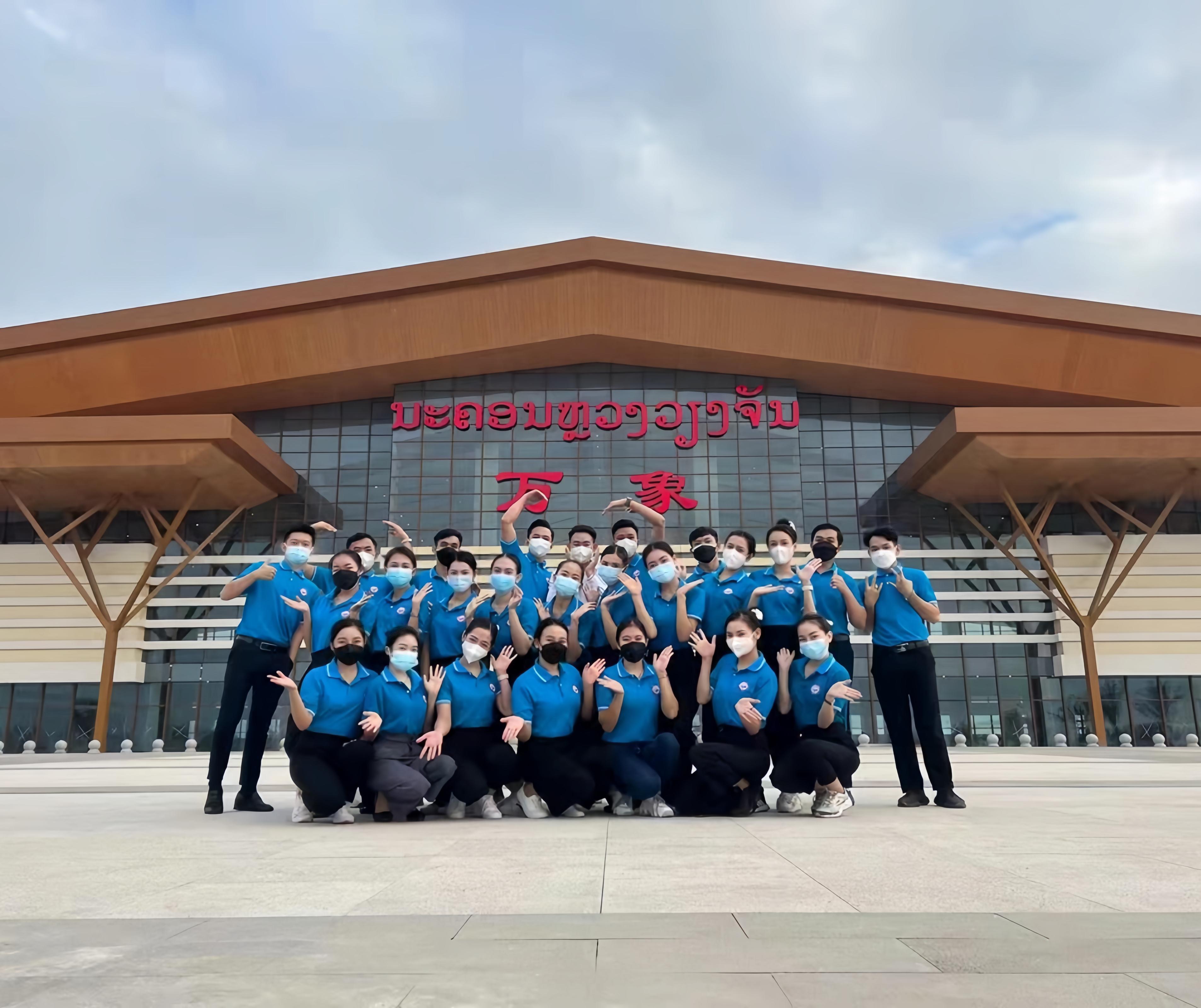學(xué)生上崗前在老撾萬象高鐵站前合影（其中5人為貴陽職業(yè)技術(shù)學(xué)院培訓(xùn)班學(xué)生）。 貴陽職業(yè)技術(shù)學(xué)院供圖