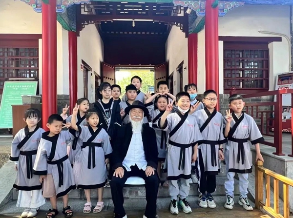 聽孔廟歷史見證人——白胡子爺爺講述臨沂城過去的故事。臨沂市博物館供圖