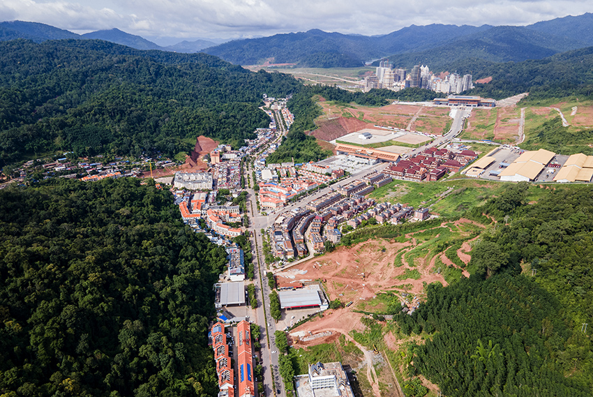 磨憨口岸俯瞰，右前方高層白色建筑群為老撾境內(nèi)。人民網(wǎng)記者 符皓攝