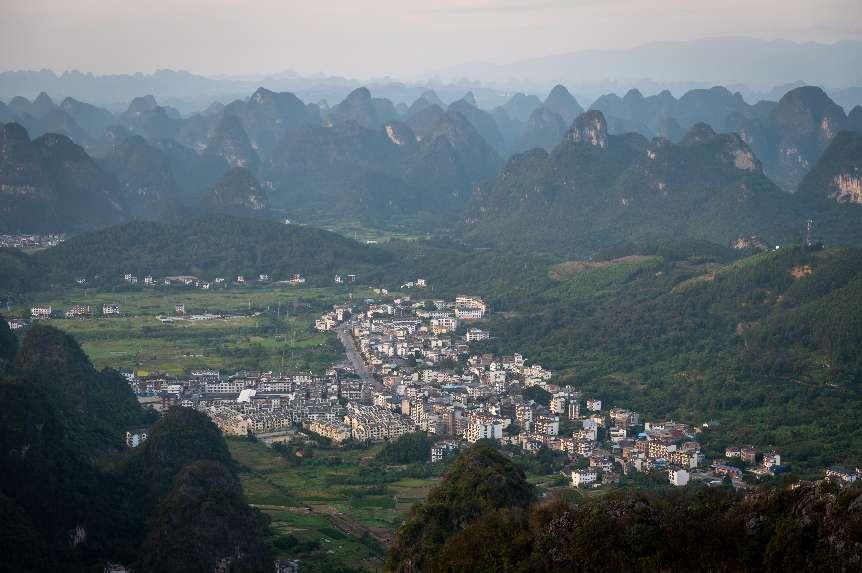 廣西層巒疊嶂，郁郁蔥蔥。 人民網(wǎng) 嚴(yán)立政攝