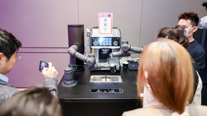 到場觀眾體驗如影智能咖啡大師。主辦方供圖