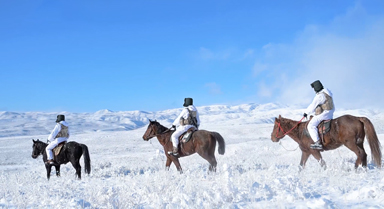 邊防官兵策馬踏雪巡邊關(guān)